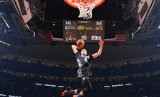 九游娱乐官方网站-掘金冲垮火箭，米切尔在东决关键战接管比赛—当西部狂澜与东部孤星同时闪耀