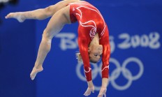 九游VIP-塞恩斯高光闪耀，梅赛德斯横扫红牛二队，一场技术与意志的双重胜利