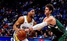 九游体育-雄鹿队在客场比赛中大胜开拓者队