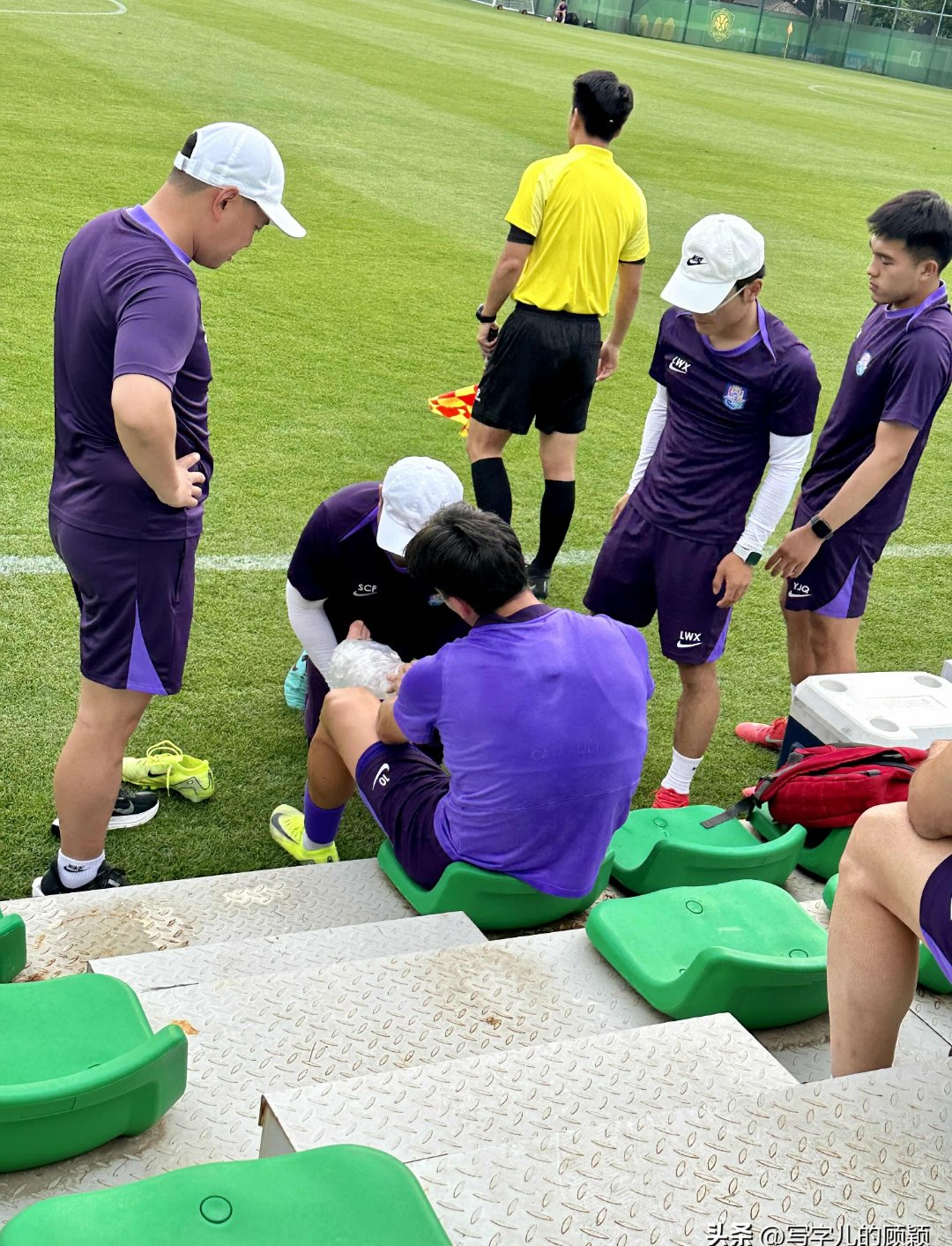 紧张刺激的比赛,全场观众屏息以待 紧张刺激的比赛,全场观众屏息以待