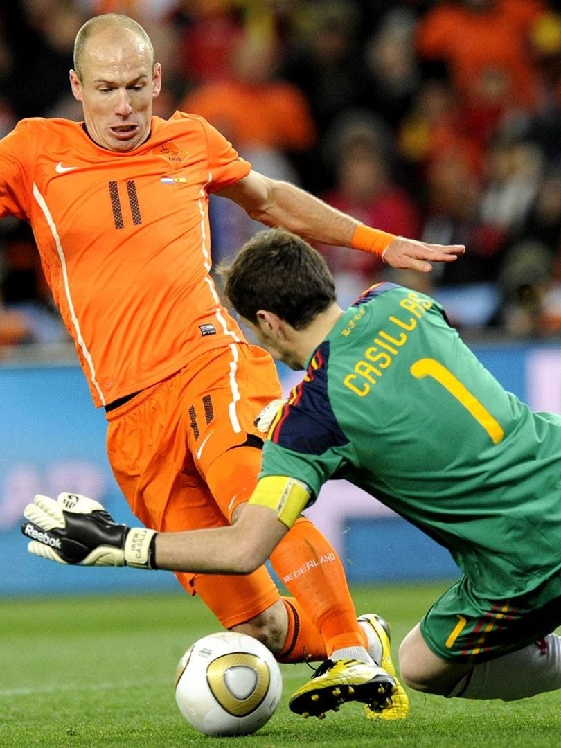 足球对决中,一位后卫球员展现出色的防守技巧 足球对决中,一位后卫球员展现出色的防守技巧