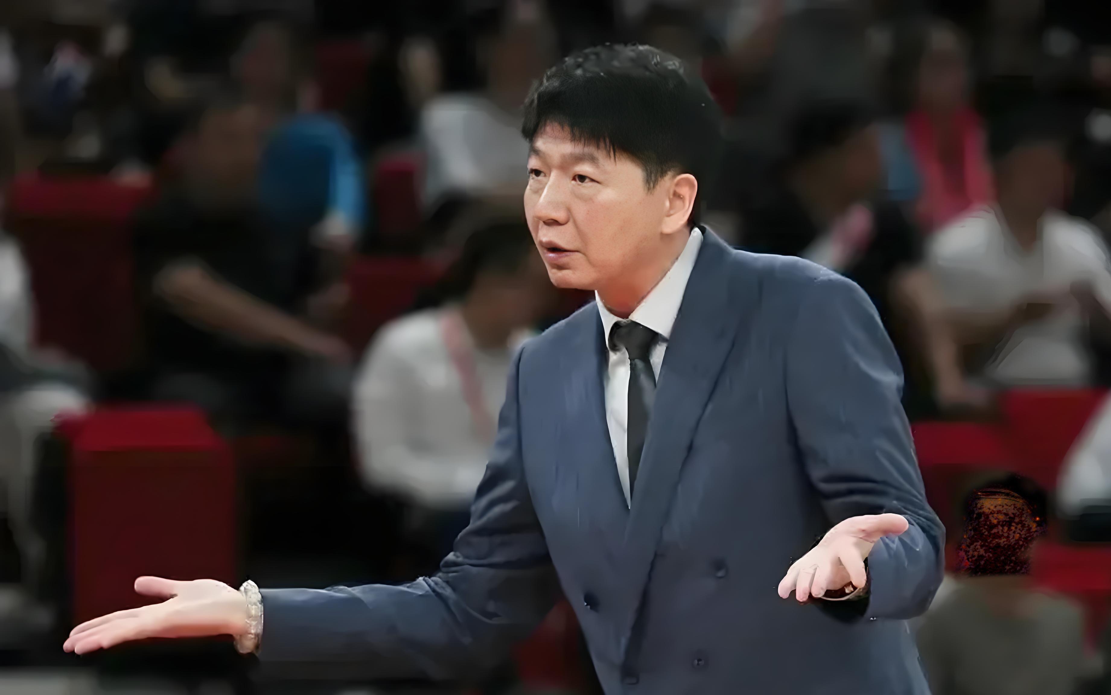 篮球场上一位队长展现出了领袖风范 篮球场上一位队长展现出了领袖风范