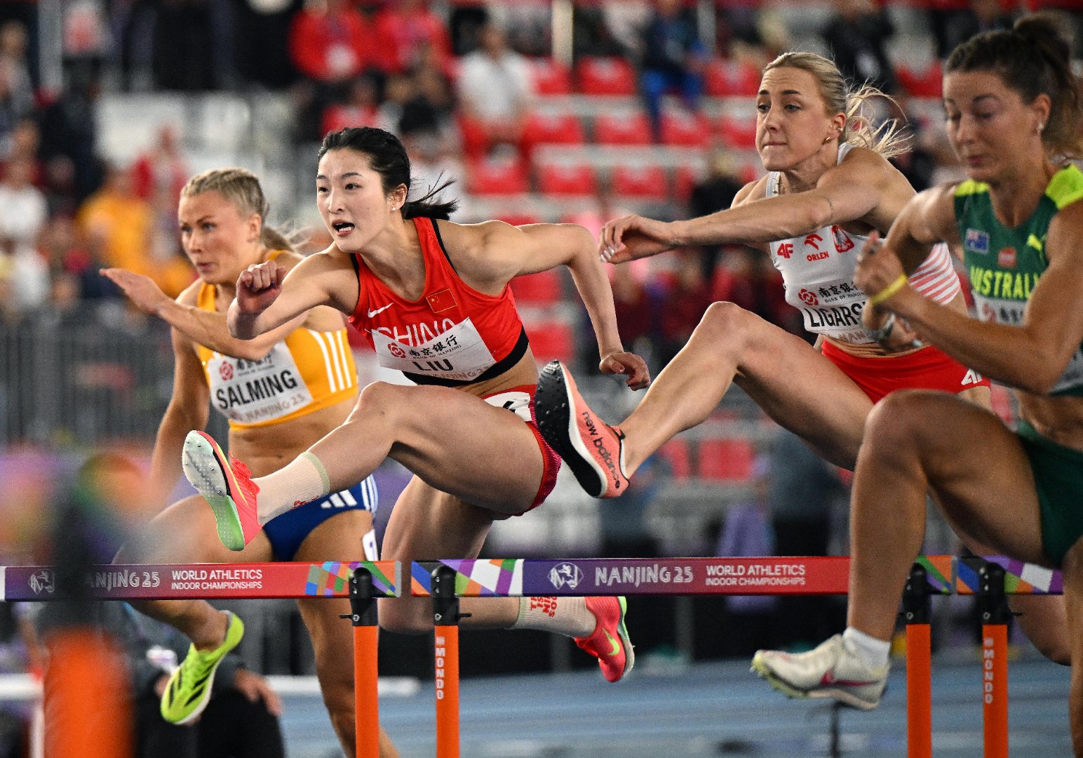 比赛拉开帷幕,对手在场上奋力拚杀,争夺胜利 比赛拉开帷幕,对手在场上奋力拚杀,争夺胜利