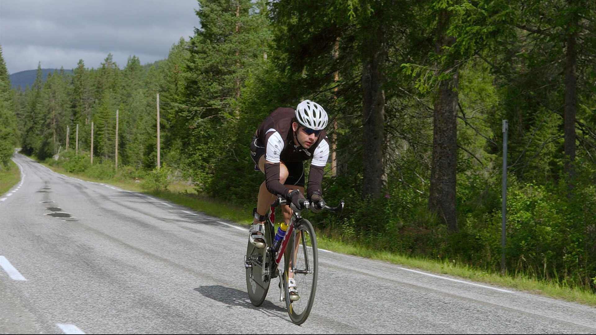 绝境中的红色闪电，阿隆索驾驶法拉利史诗逆转，雷诺王朝黯然失色